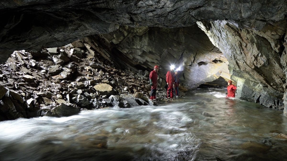 Krok vedle může znamenat smrt. Jak vypadá práce českých jeskyňářů